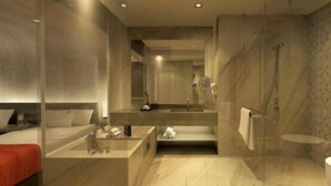 Une salle de bain moderne équipée d’une douche, d’un lavabo et de toilettes.