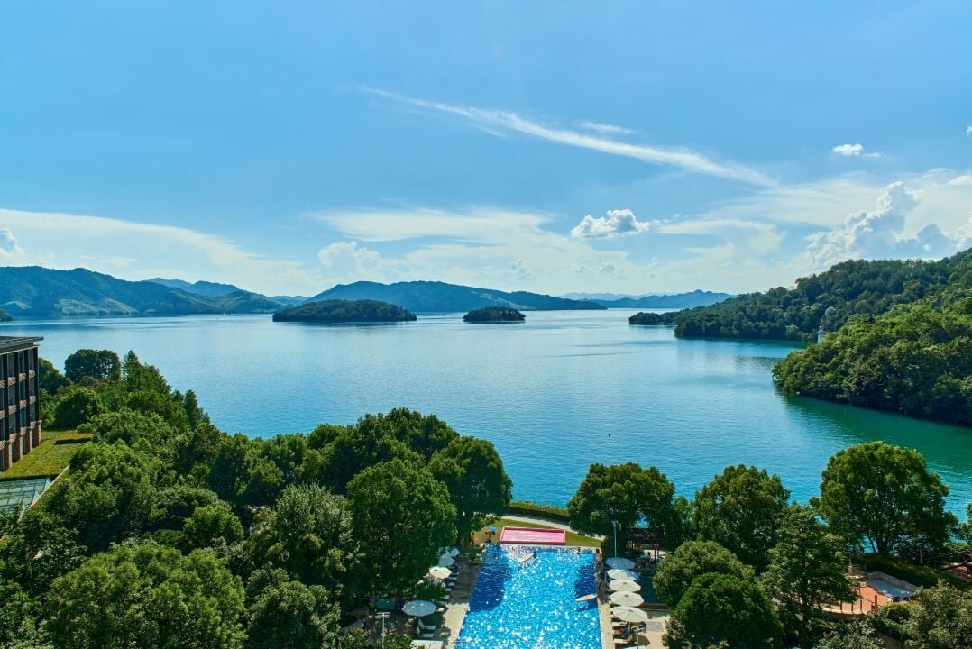 Camera Premium, 1 letto king, accesso al Club Lounge, vista lago | Minibar, una cassaforte in camera, una scrivania, postazione laptop