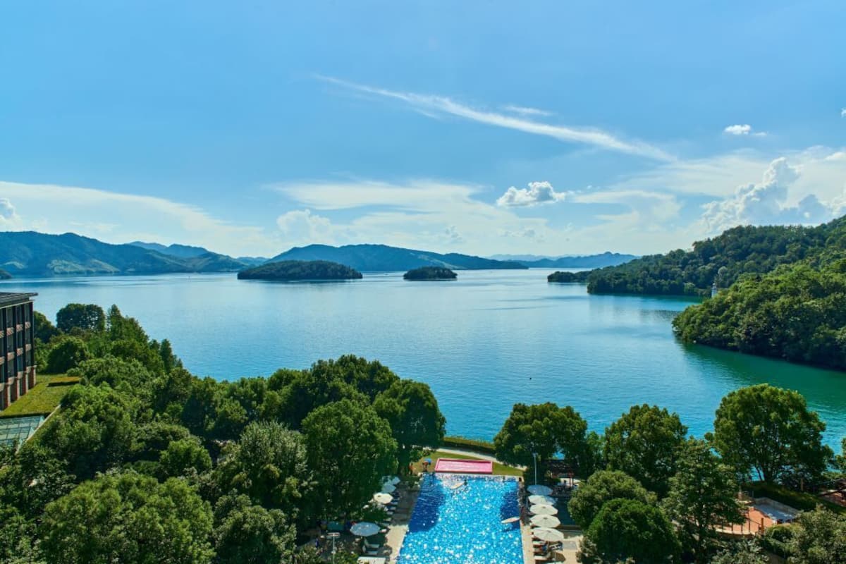 Camera Premium, 1 letto king, accesso al Club Lounge, vista lago | Minibar, una cassaforte in camera, una scrivania, postazione laptop