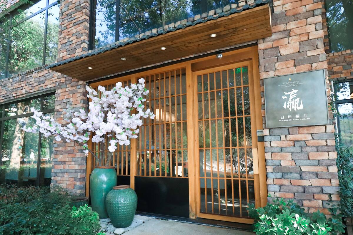 3 restaurants, breakfast, lunch, dinner served; chinese cuisine