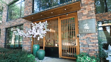 3 間餐廳;供應早餐、午餐、晚餐;中國菜