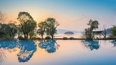 Una piscina techada, una piscina al aire libre de temporada