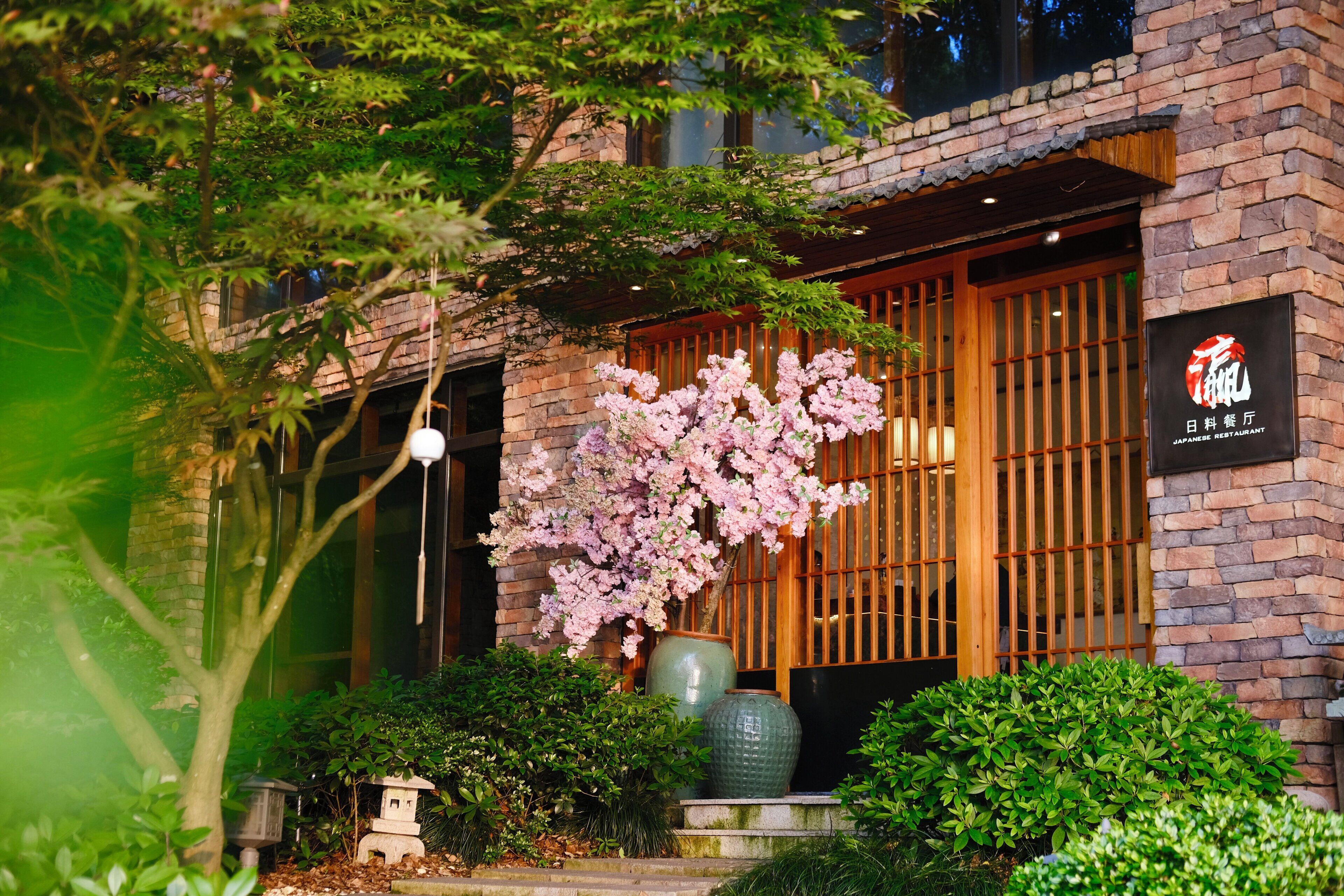 3 restaurants, breakfast, lunch, dinner served; chinese cuisine