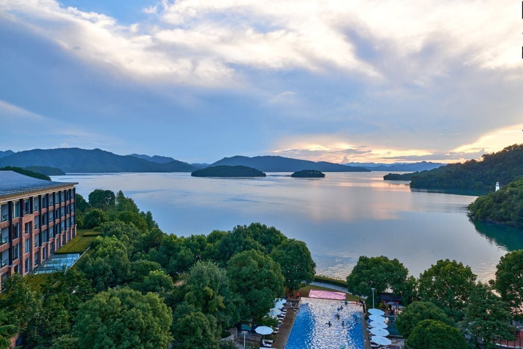 Suite, 1 letto king, vista lago | Minibar, una cassaforte in camera, una scrivania, postazione laptop