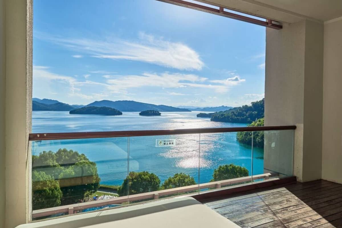 Camera Premium, 2 letti singoli, accesso al Club Lounge, vista lago | Minibar, una cassaforte in camera, una scrivania, postazione laptop