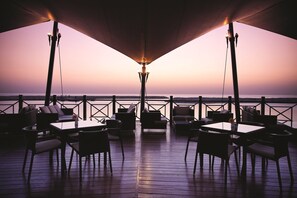 Der serveres morgenmad og retter med fisk og skaldyr med havudsigt