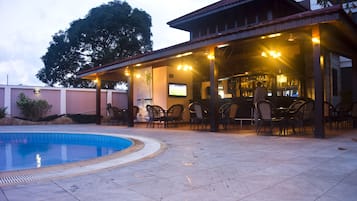 Poolside bar
