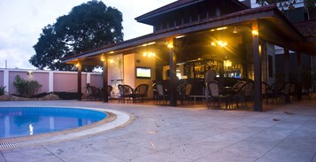 Bar junto a la piscina