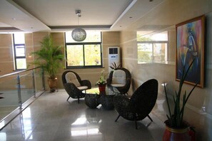 Coin salon dans le hall