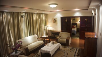 Ropa de cama de alta calidad, cubrecamas y minibar 