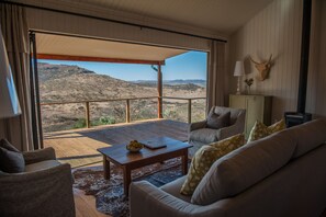 Luxury Cottage, 2 Bedrooms, Hill View | Living room | Books - Three Tree Hill (Bergville)