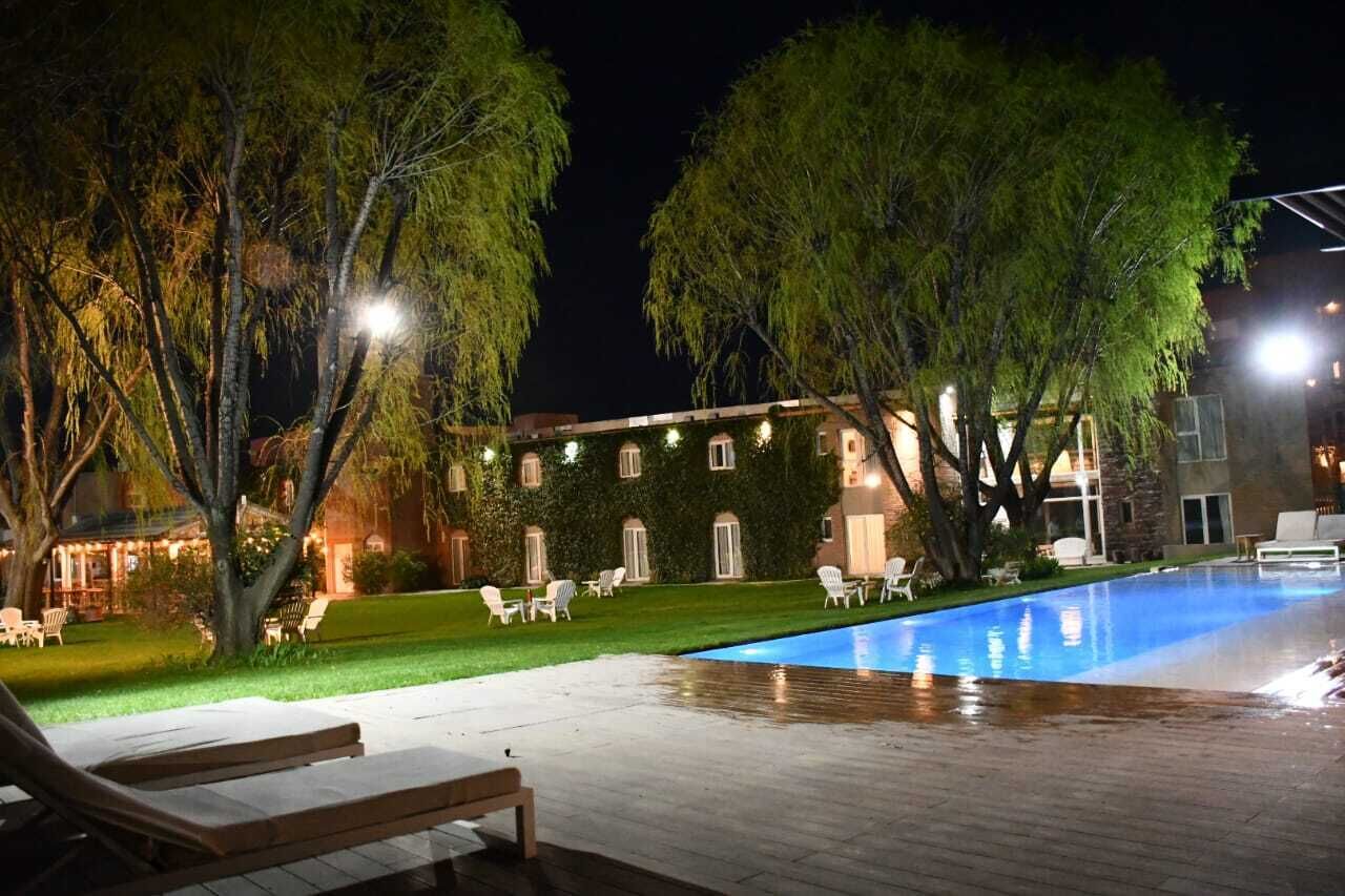 seasonal outdoor pool, pool loungers