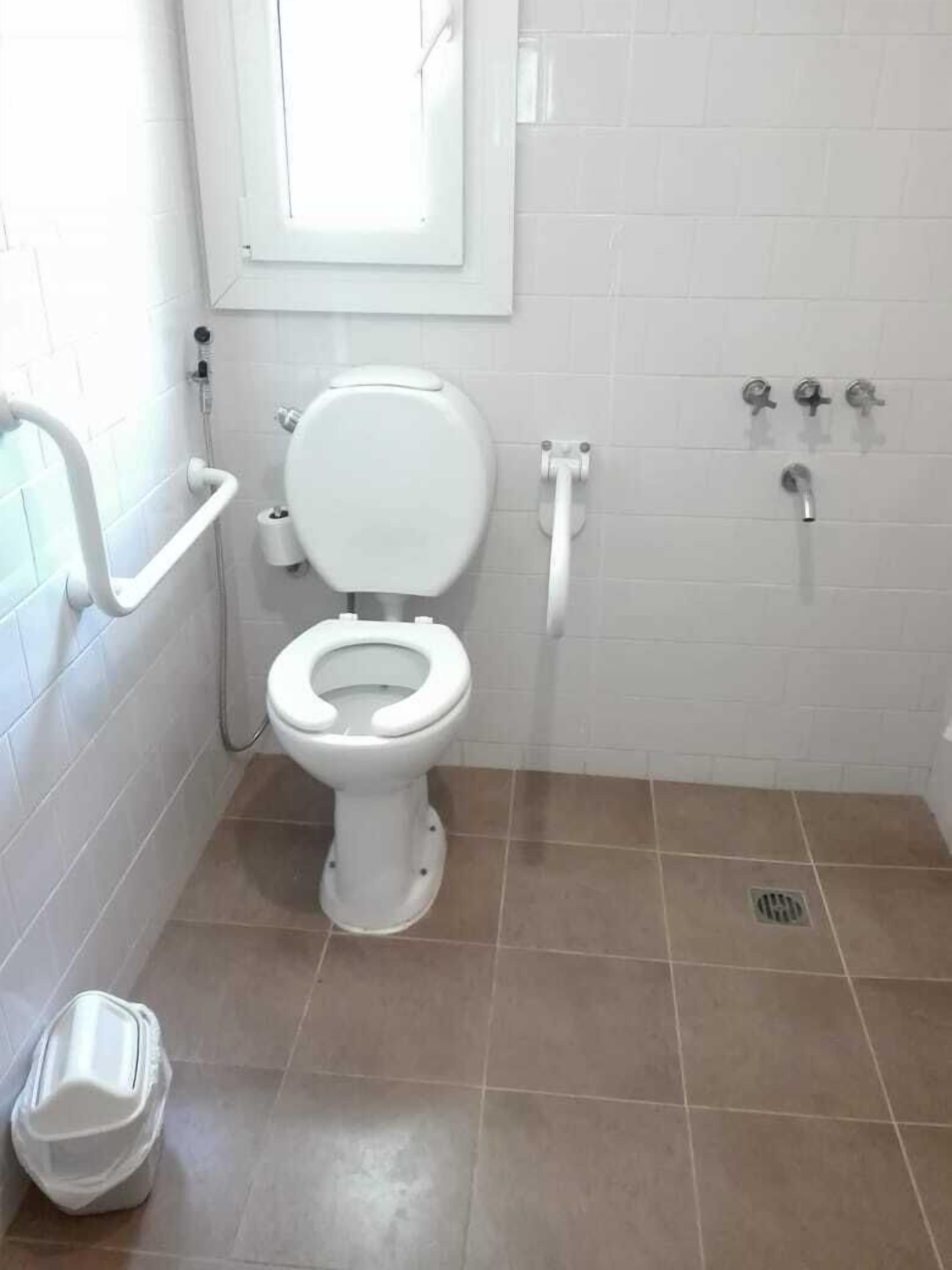 superior double room, accessible | bathroom | combined shower/bathtub, free toiletries, hair dryer, bidet