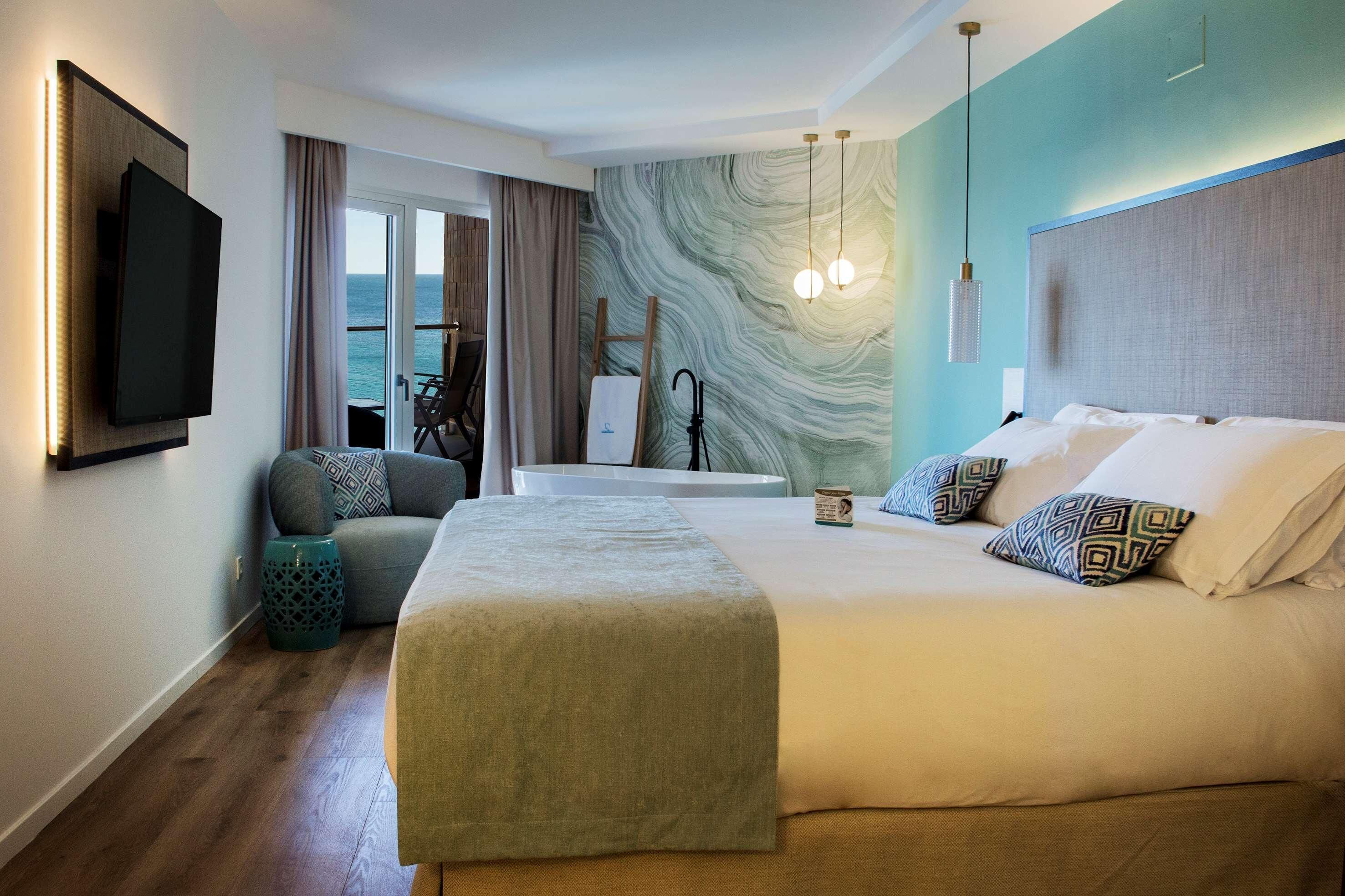 Minibar, caja de seguridad en la habitación y cortinas blackout 