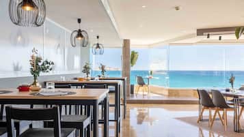 Petit déjeuner buffet (24 EUR par personne)