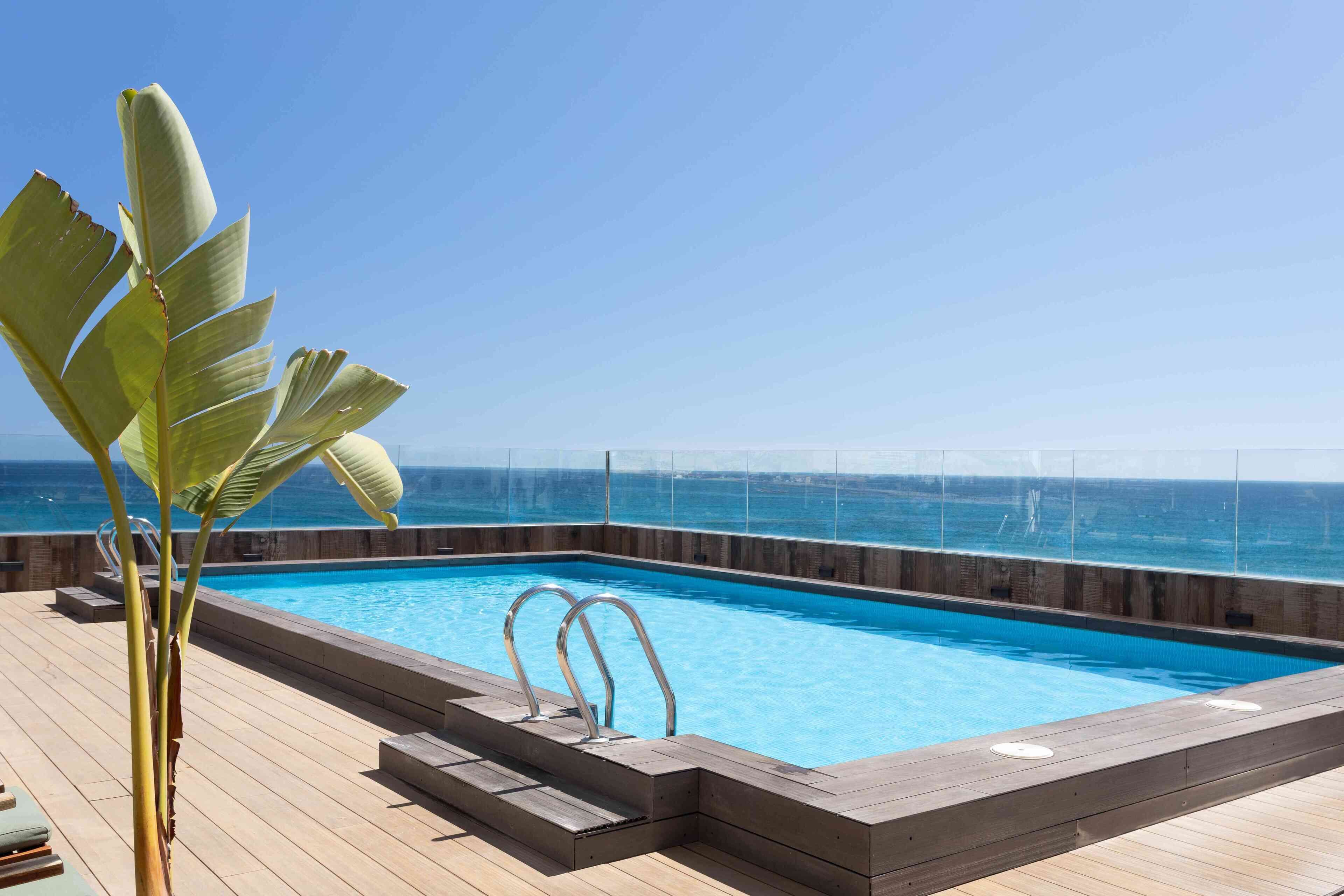 Piscine extérieure, parasols de plage, chaises longues