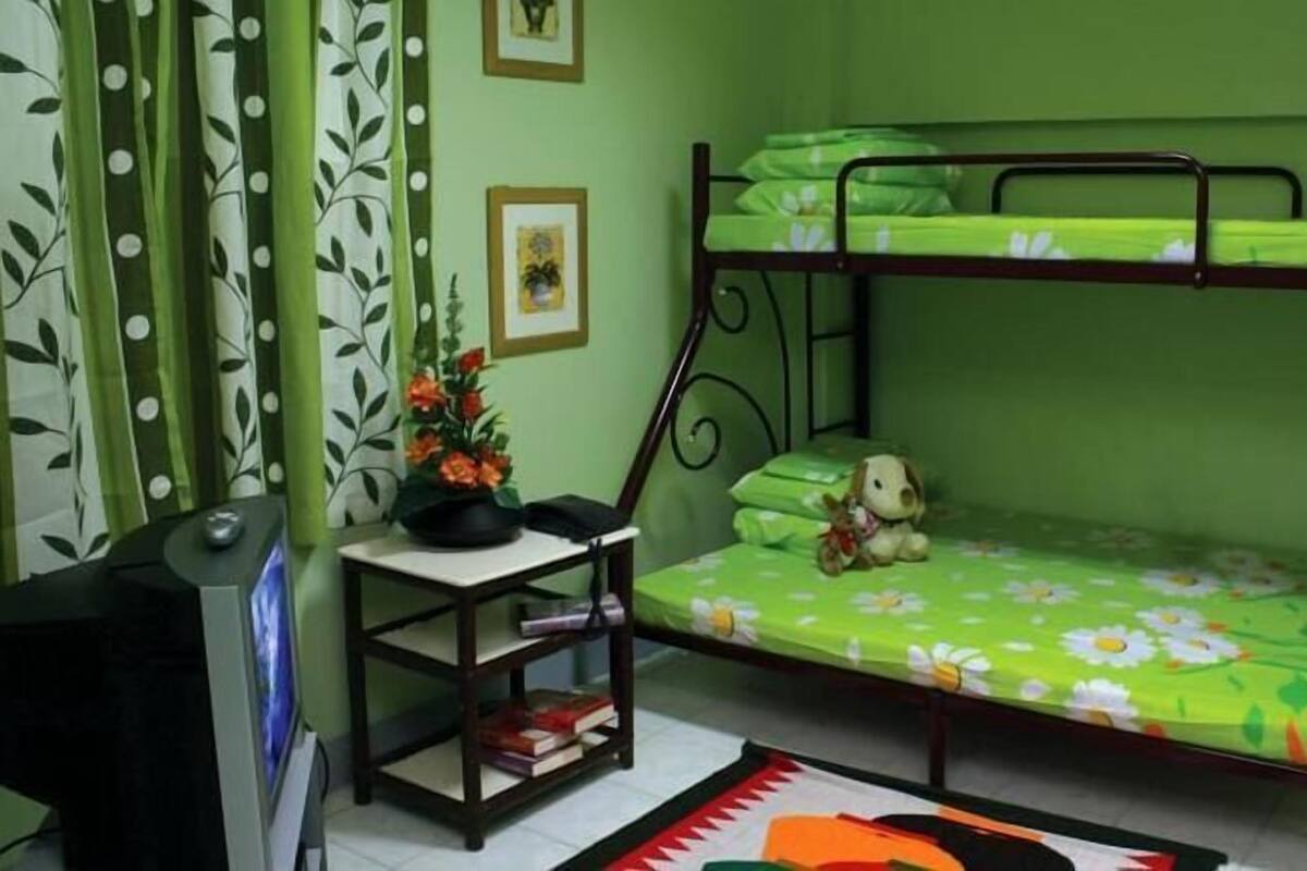 Caja de seguridad en la habitación y escritorio