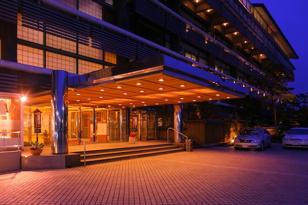 Fachada de la propiedad por la tarde o noche