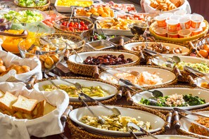 بوفيه فطور يوميًا مقابل رسوم