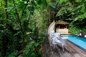 2 outdoor pools, pool loungers