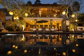 2 outdoor pools, pool loungers