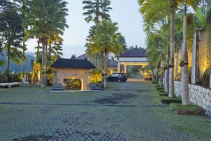 Front of property - evening/night