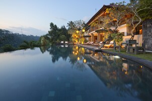 2 outdoor pools, sun loungers