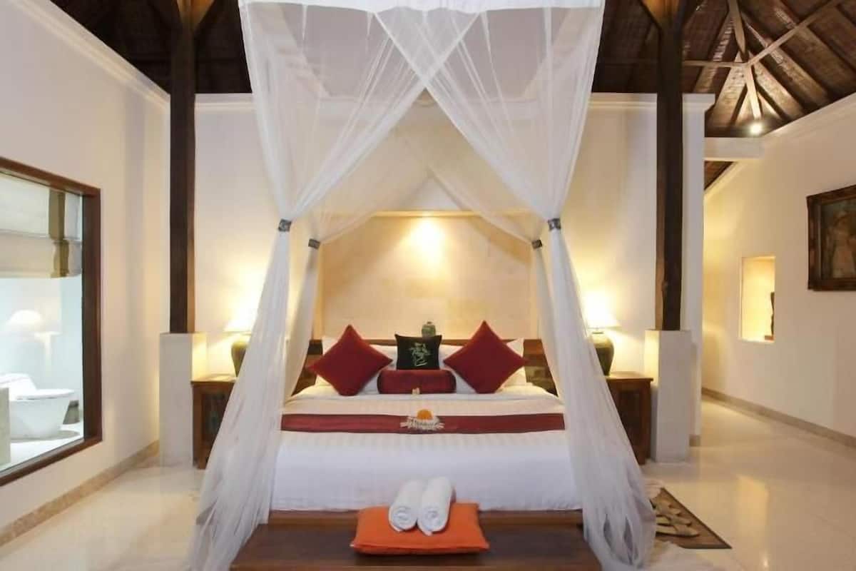 Premium bedding, Tempur-Pedic beds, minibar, in-room safe