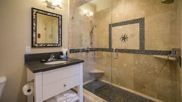 Standaard kamer (Non-Ocean View) | Badkamer | Een douche, gratis toiletartikelen, een haardroger, handdoeken