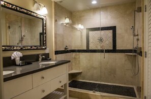 Suite (Beach House) | Baño | Regadera, amenidades de baño gratuitas, secadora de cabello, toallas 
