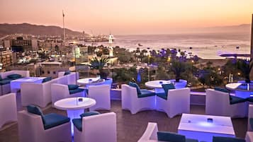 Cocktail bar, ocean views, open daily