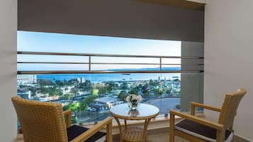 Twin Junior Suite with Sea View | Coin séjour | Télévision LCD de 43 pouces avec chaßnes par satellite, télévision