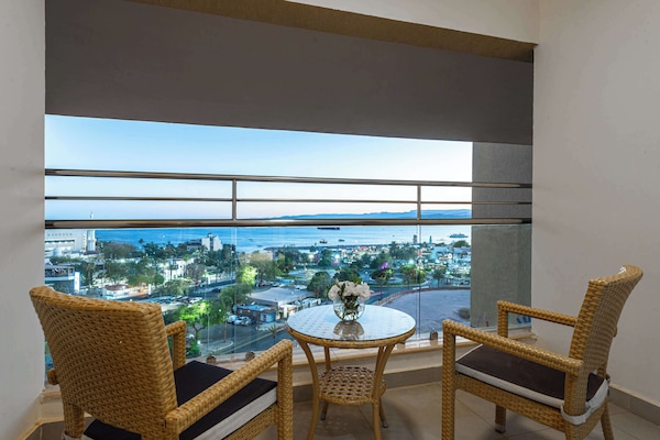 Twin Junior Suite with Sea View | Khu phòng khách | TV LCD 43-inch có truyền hình vệ tinh, TV