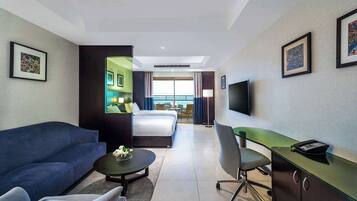 Twin Junior Suite with Sea View | Aire de séjour | Téléviseur ACL de 43 po avec télévision par satellite, téléviseur