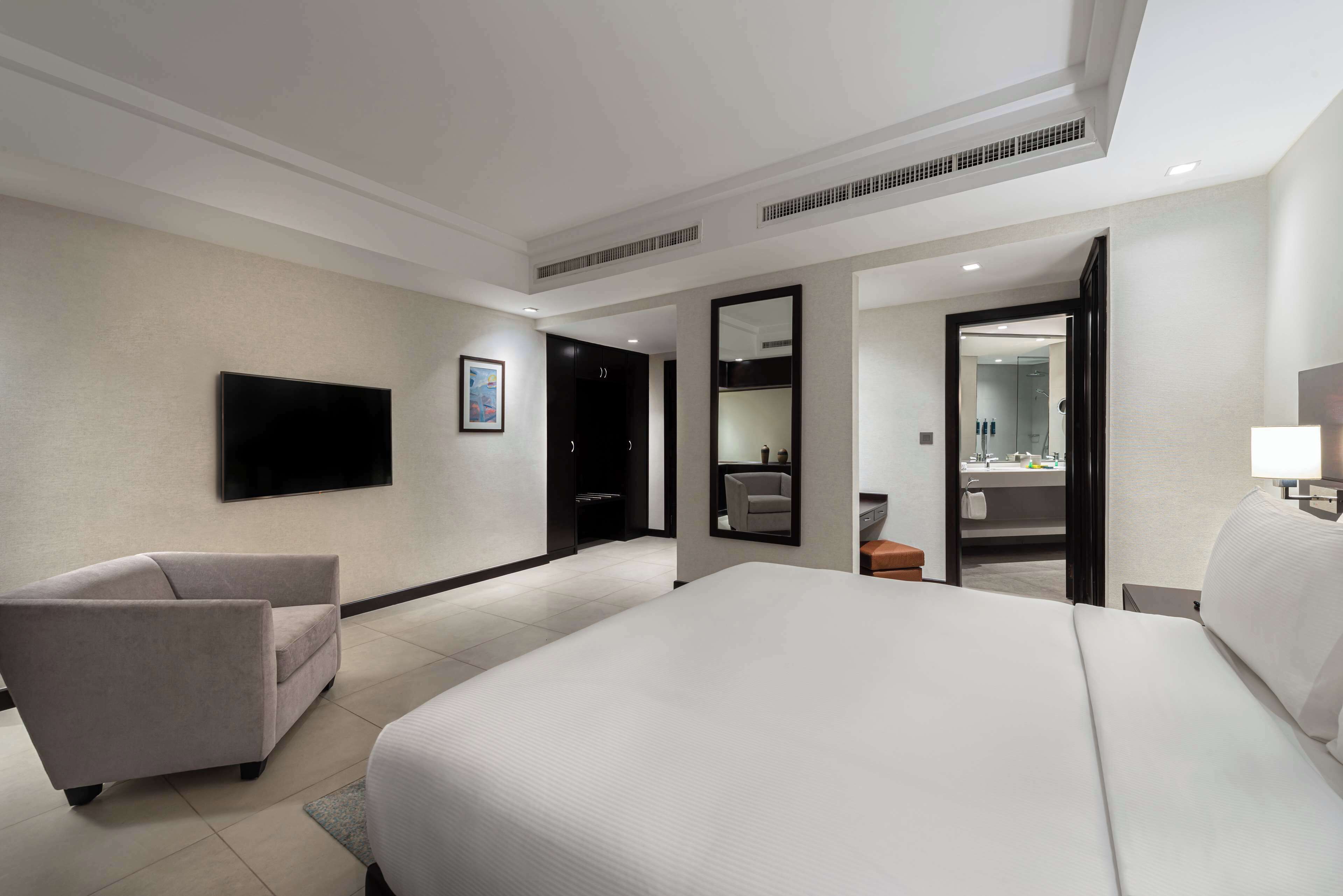 king executive suite with city view | minibar, in-room safe, desk, soundproofing
