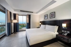 Minibar, in-room safe, desk, soundproofing - DoubleTree by Hilton Hotel Aqaba (Aqaba)