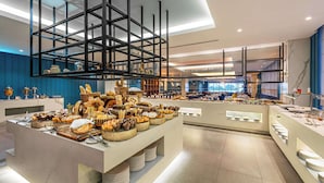 Zona de bufé con diferentes alimentos y un diseño de interiores moderno.