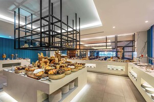 Daily buffet breakfast (JOD 10 per person)