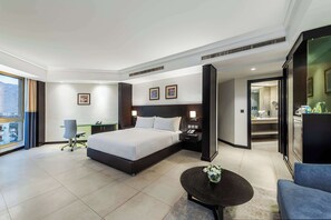 King Deluxe Corner Room with City View | Minibar, in-room safe, desk, soundproofing - DoubleTree by Hilton Hotel Aqaba (Aqaba)
