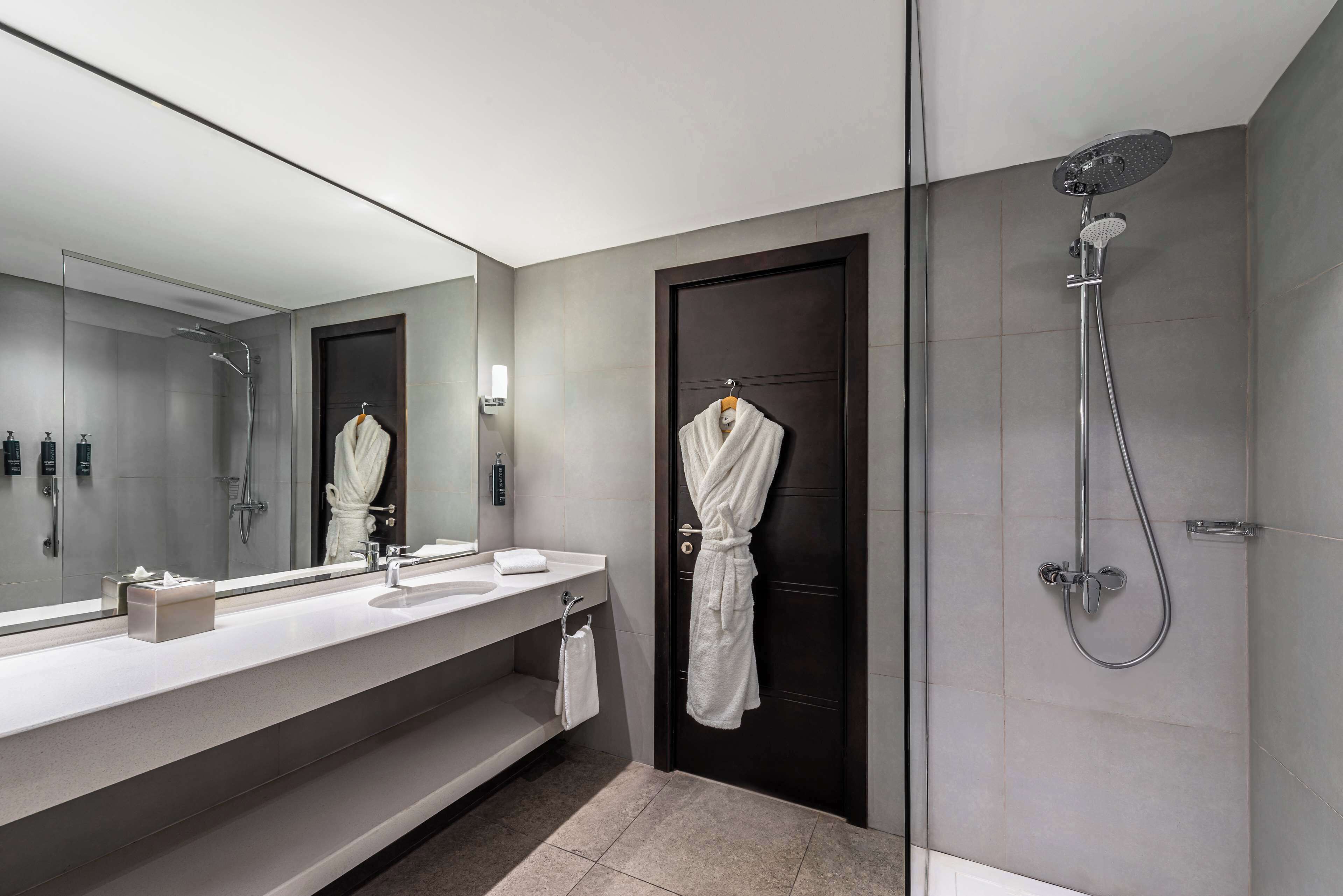 twin junior suite with sea view | bathroom shower