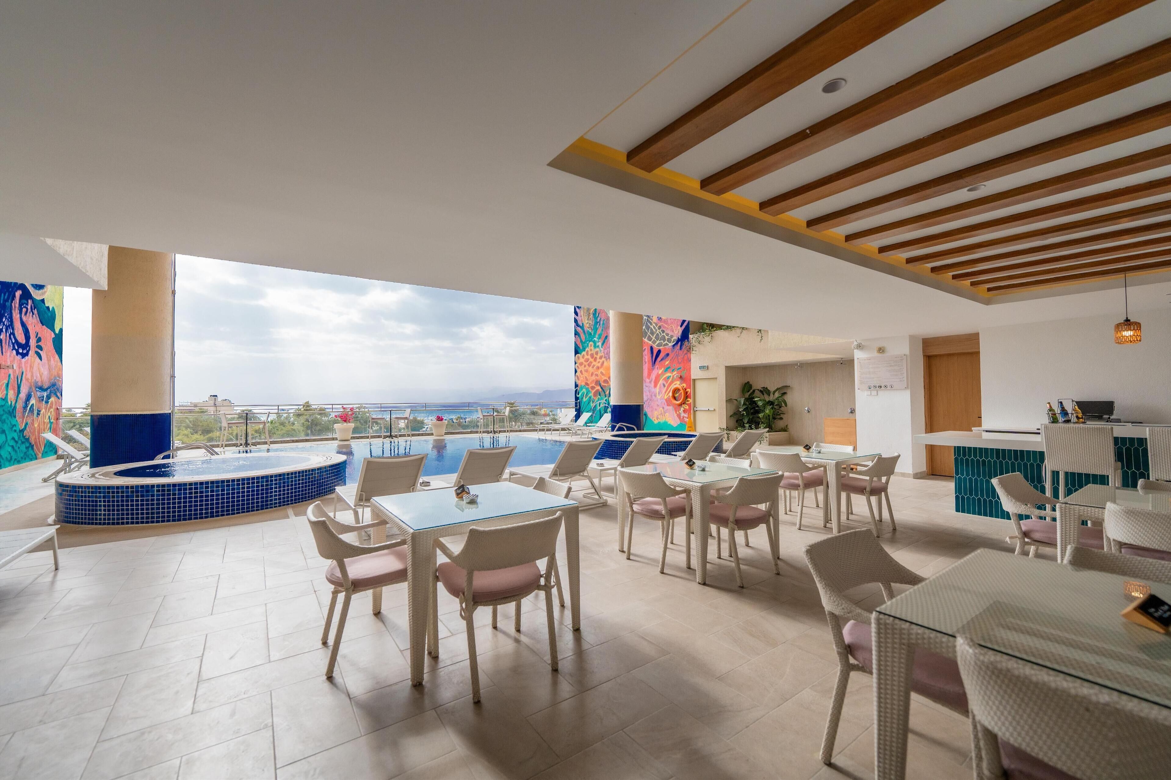 Piscine extérieure, chaises longues