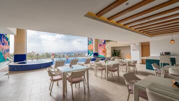 Piscine extérieure, chaises longues