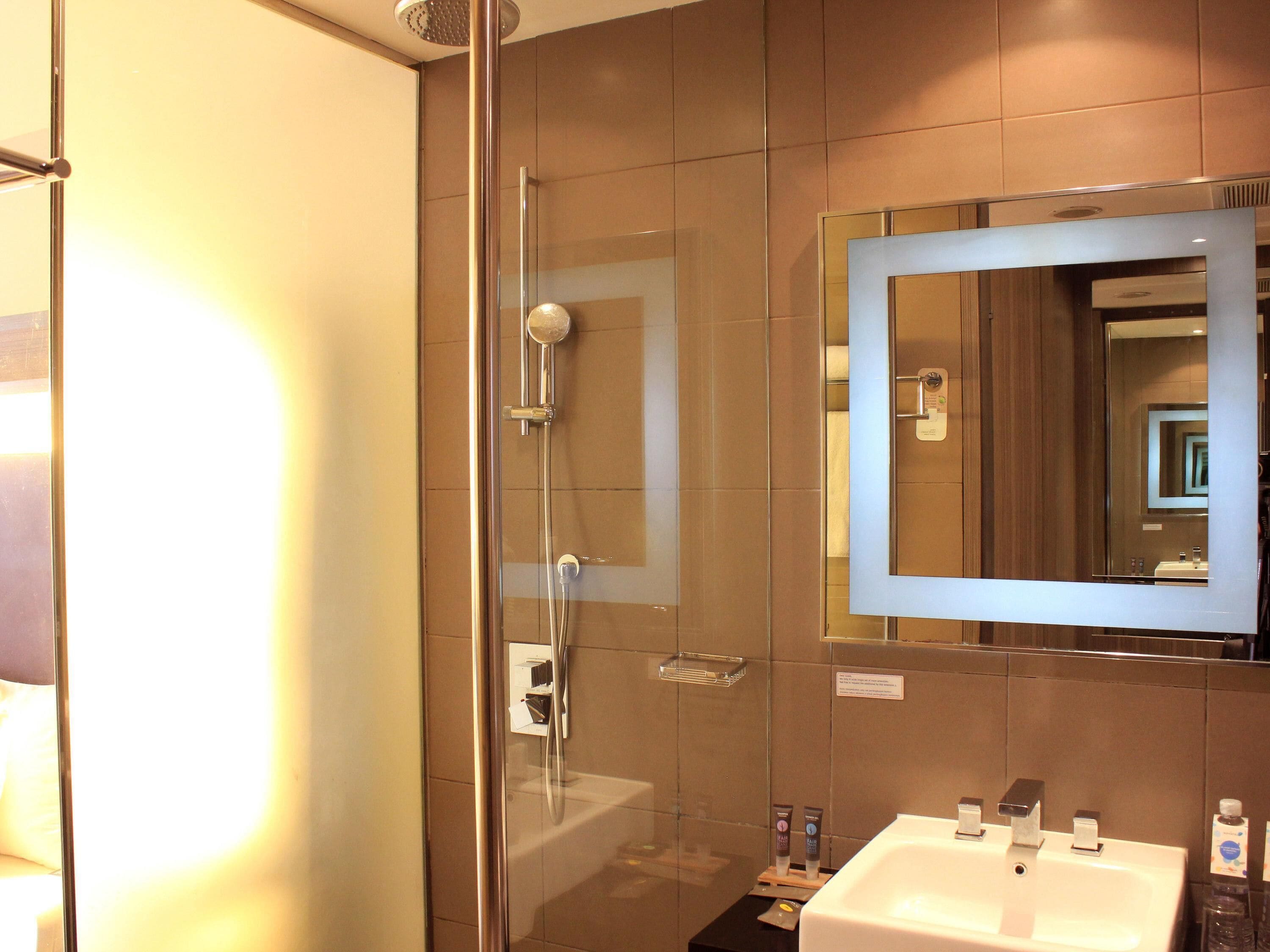 Sengetøy av topp kvalitet, minibar, safe på rommet og skrivebord