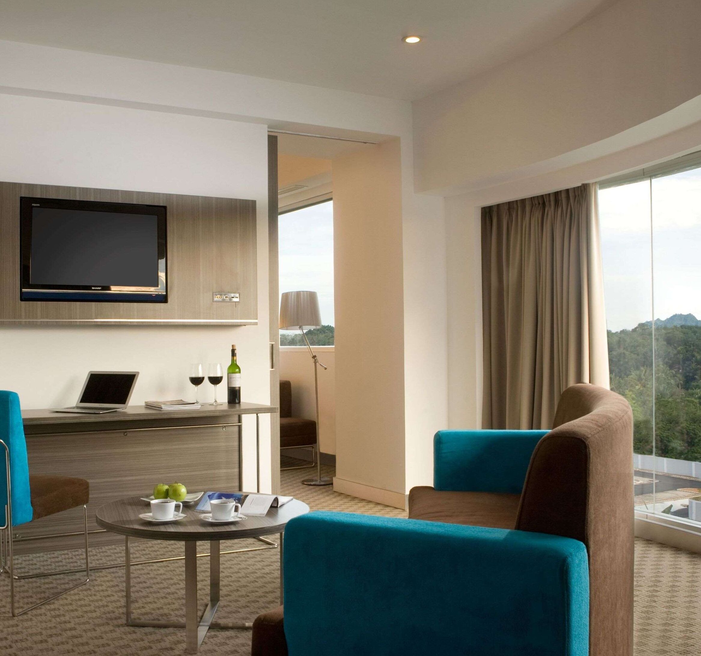 Suíte, 1 cama King | Roupas de cama premium, frigobar, cofres nos quartos, escrivaninha