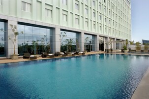 Una piscina al aire libre