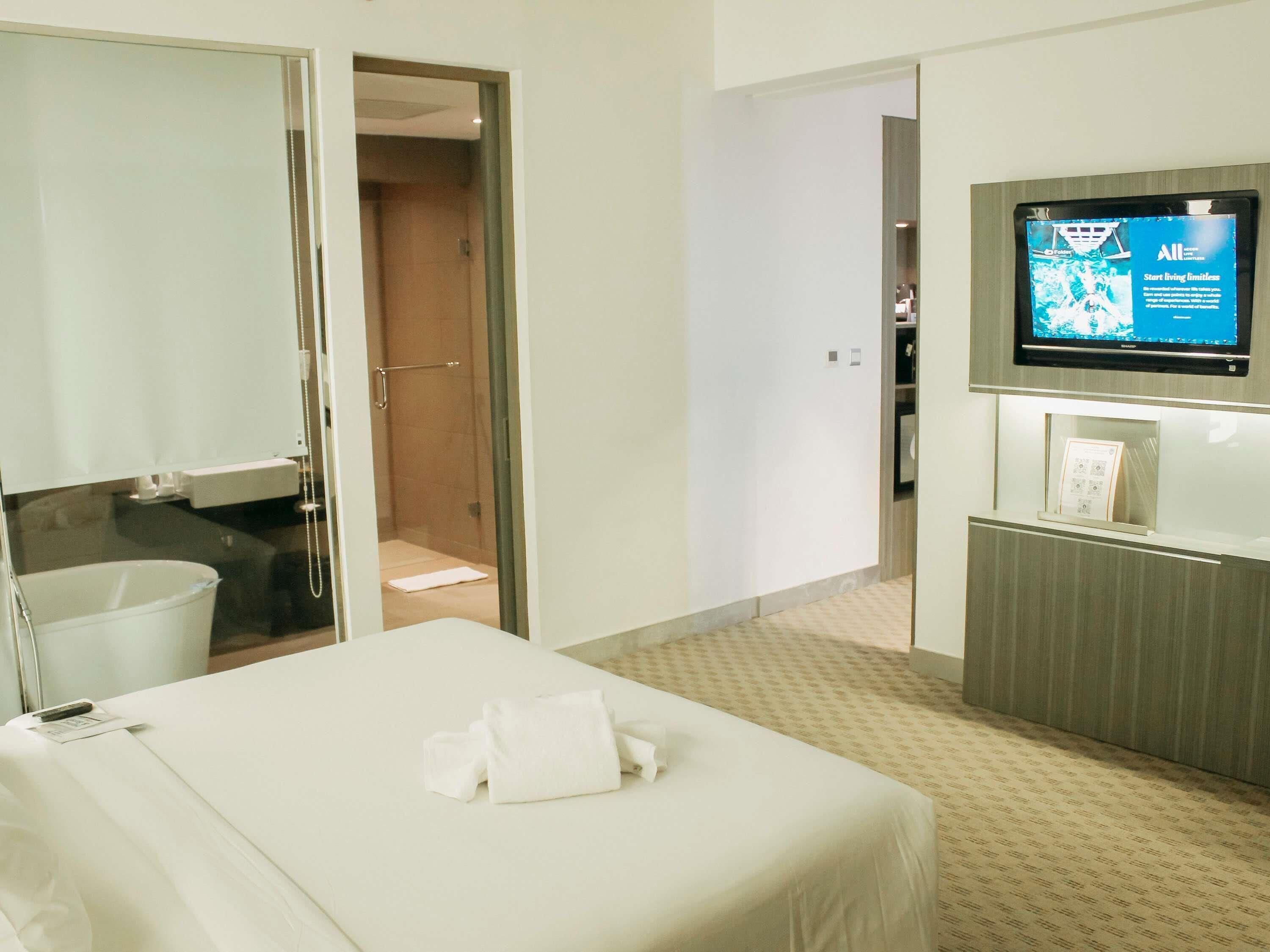 Sengetøy av topp kvalitet, minibar, safe på rommet og skrivebord