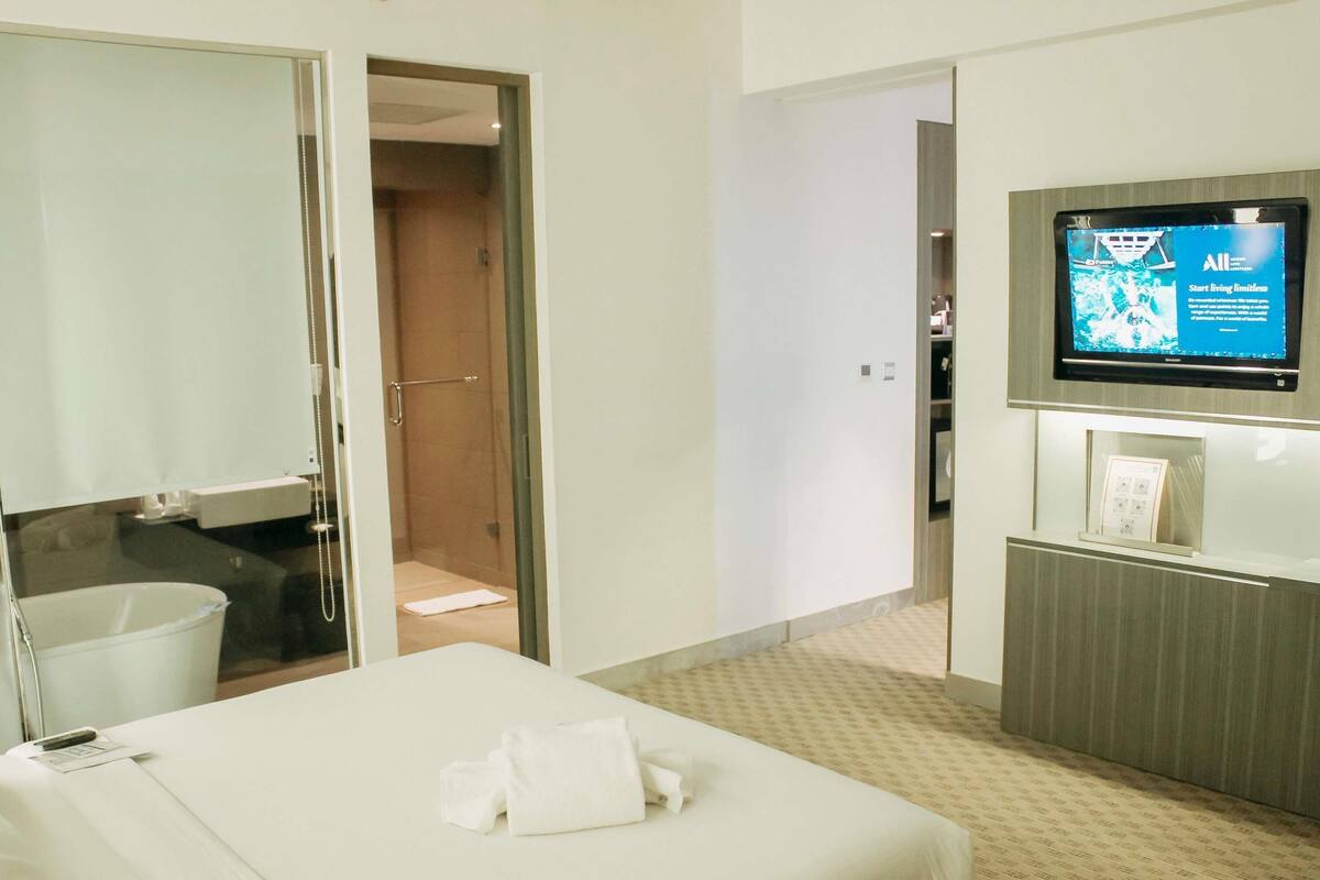 1 bedroom, premium bedding, minibar, in-room safe