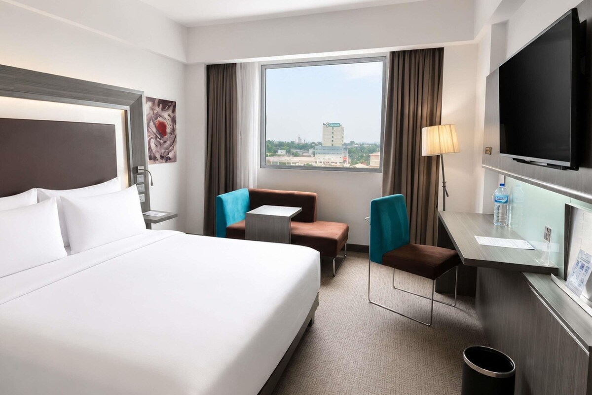 Premium bedding, minibar, in-room safe, desk