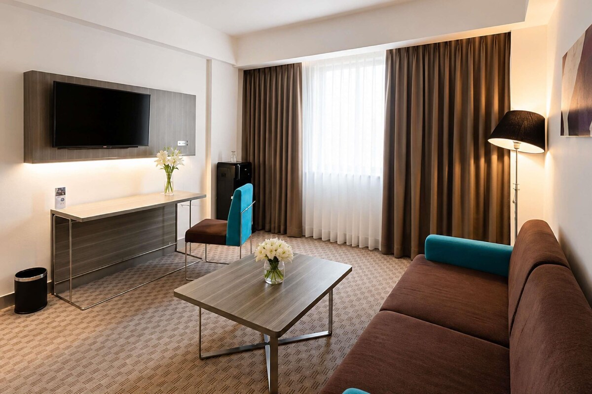 Junior Suite, 1 King Bed | Premium bedding, minibar, in-room safe, desk