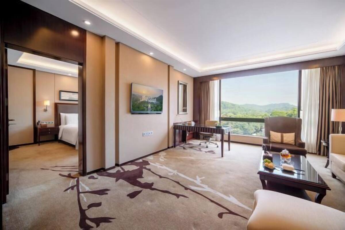 Minibar, in-room safe, alarm clocks